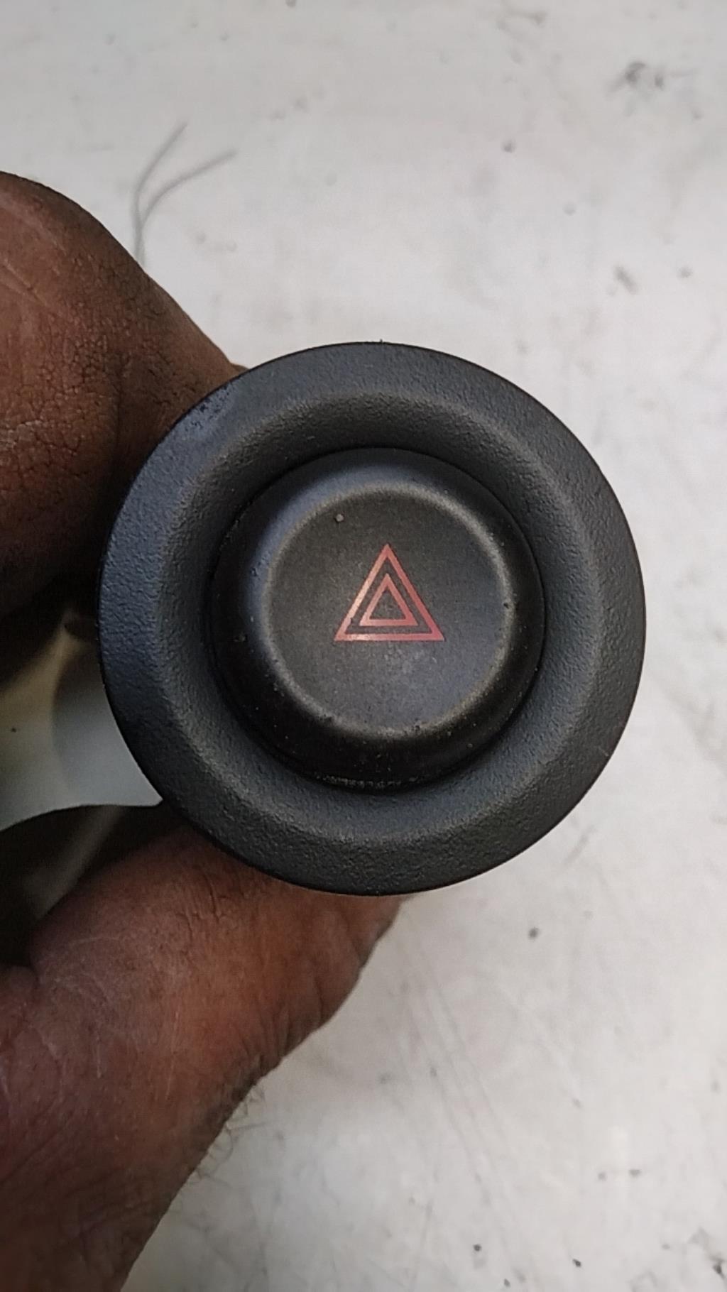 Bouton de warning MAZDA MX5 2 PHASE 1 CABRIOLET Essence - 1