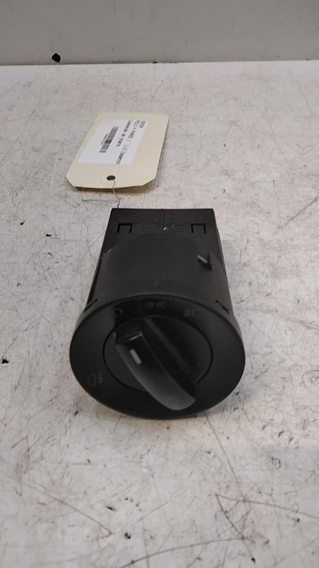 Commande de phare VOLKSWAGEN POLO 4 PHASE 1 Essence - 1