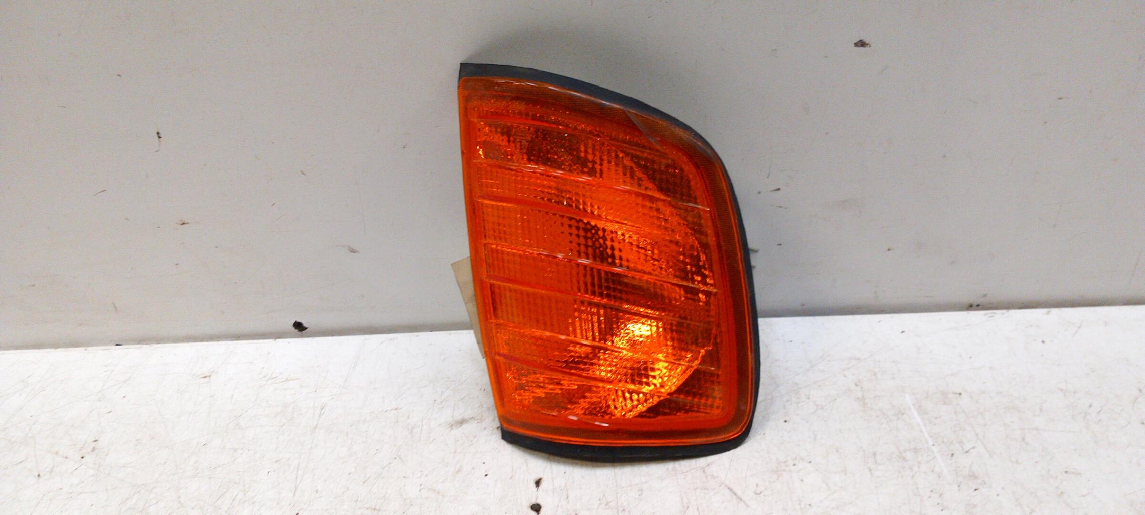 Gruppo ottico anteriore secondario sinistro (luci)(freccia) MERCEDES 250 W124 PHASE 1 Diésel - 1