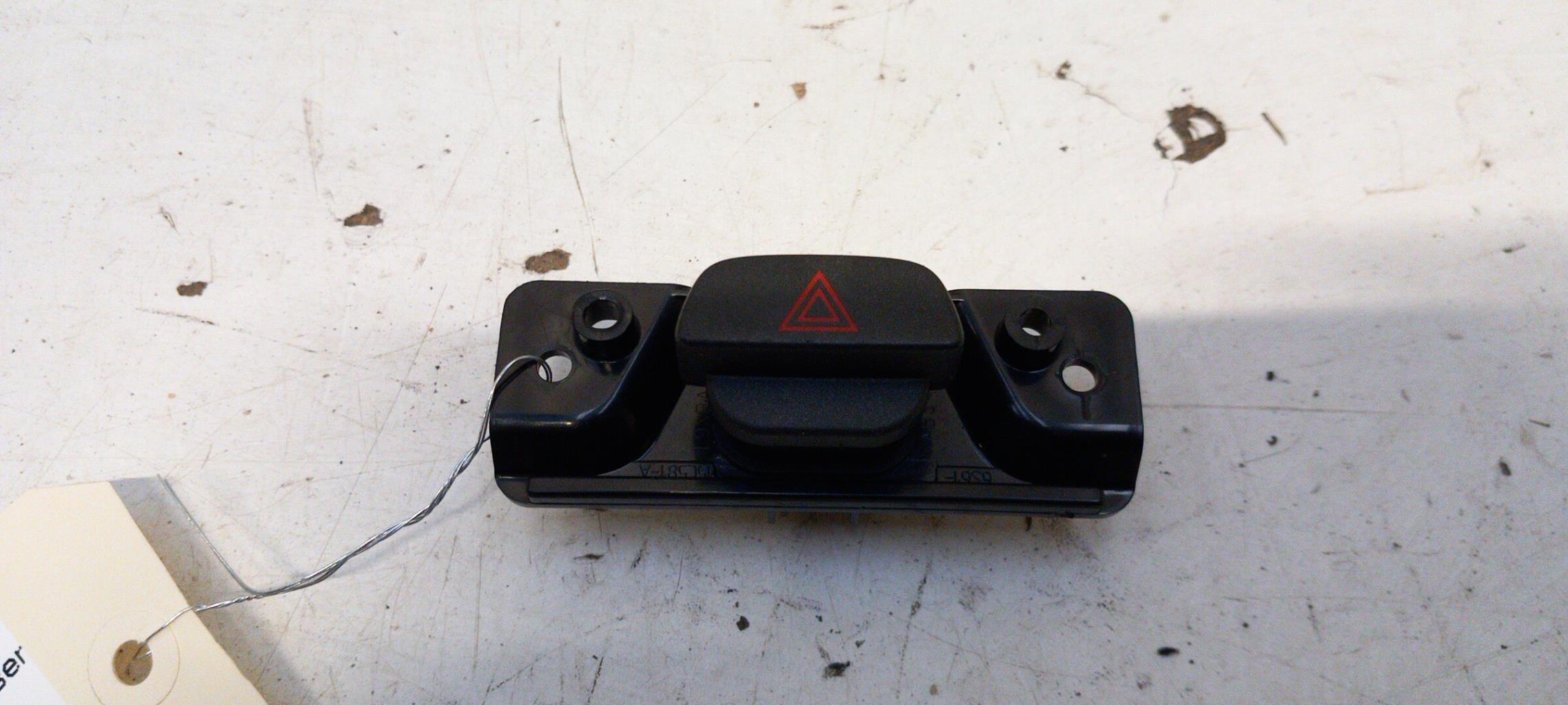 Bouton de warning FORD FIESTA 5 PHASE 1 Essence - 1