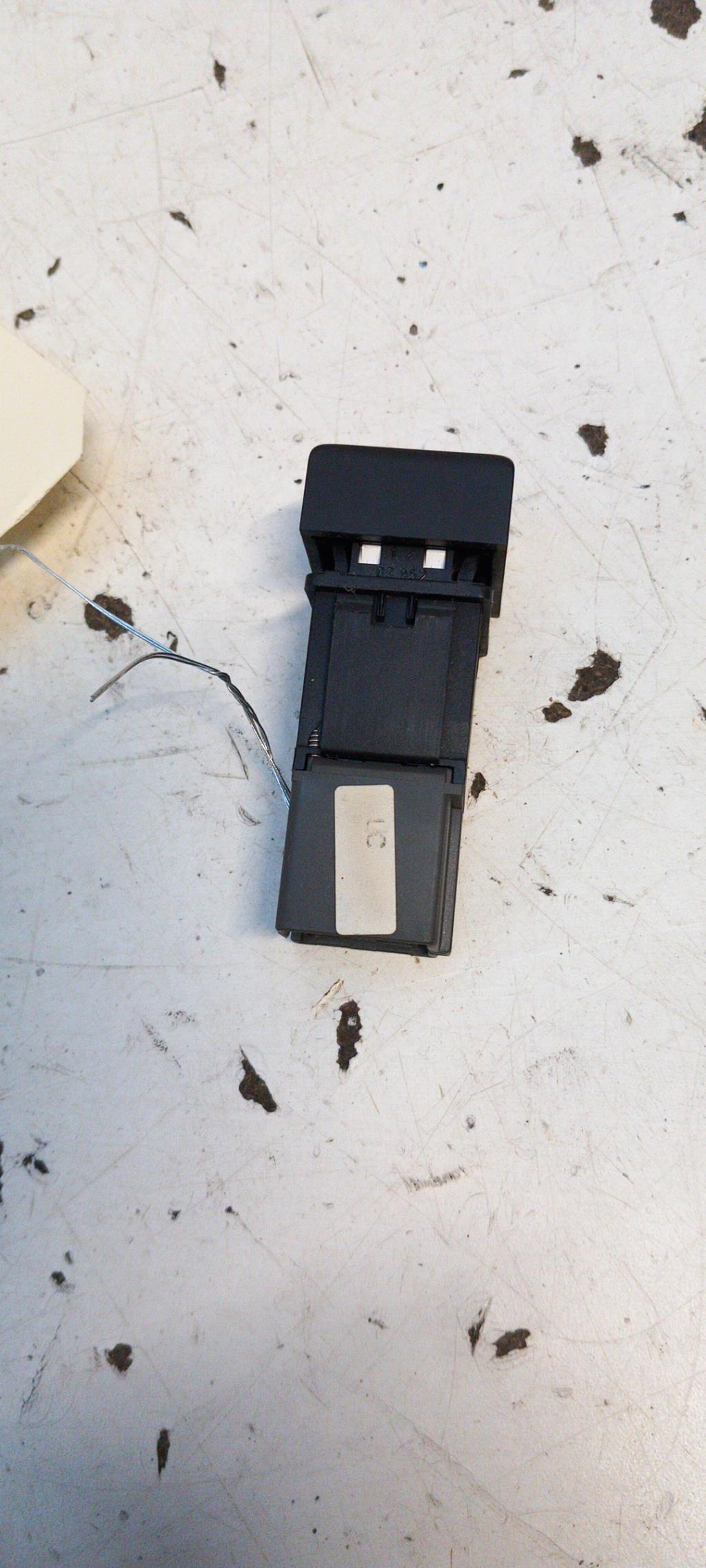 Bouton de warning PEUGEOT 605 PHASE 2 Essence - 1
