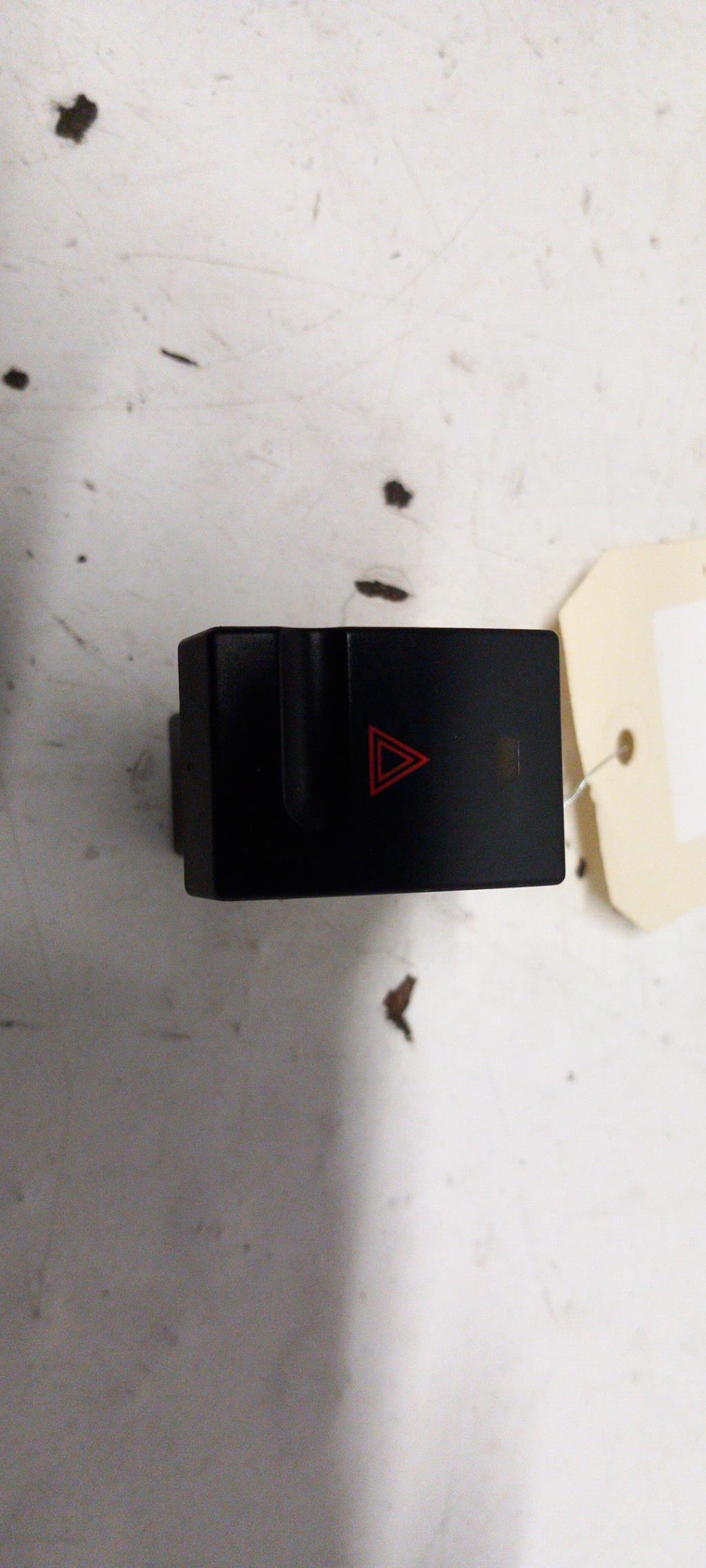 Bouton de warning PEUGEOT 406 PHASE 1 Diesel - 1