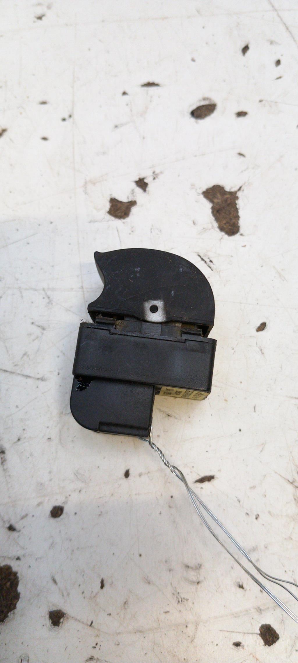 Interruttore lavacristalli posteriore destro AUDI A4 2 AVANT PHASE 1 BREAK Diésel - 1