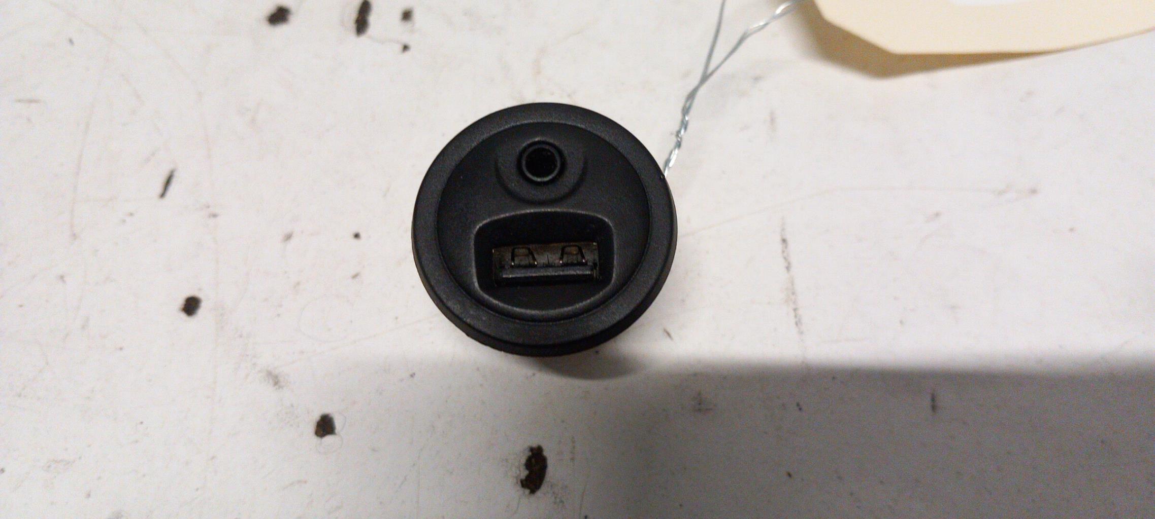Presa porta USB PEUGEOT 208 1 PHASE 1 Diésel - 1