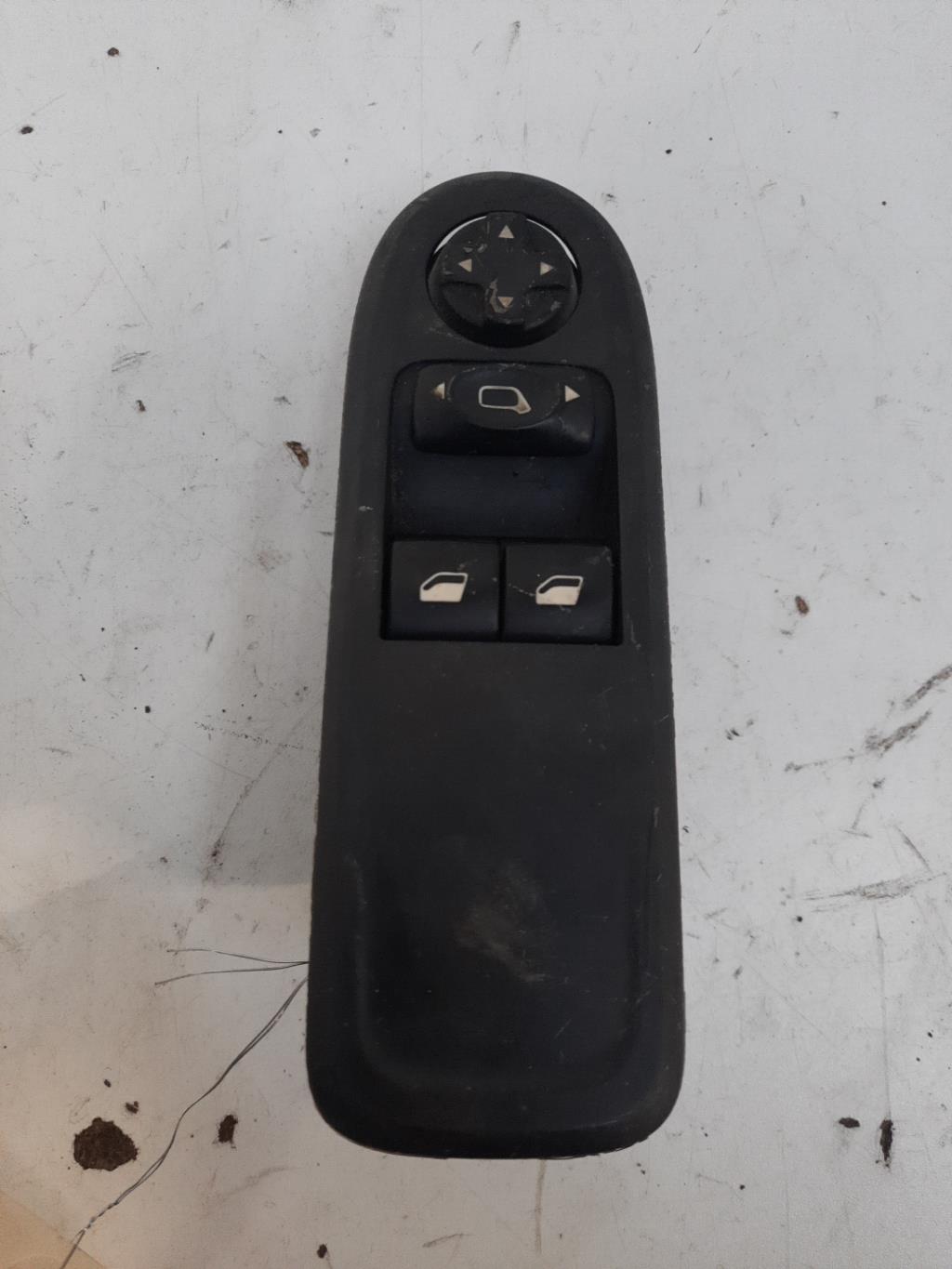 Interruttore lavacristalli anteriore sinistro PEUGEOT 308 1 SW PHASE 1 BREAK Diésel - 1