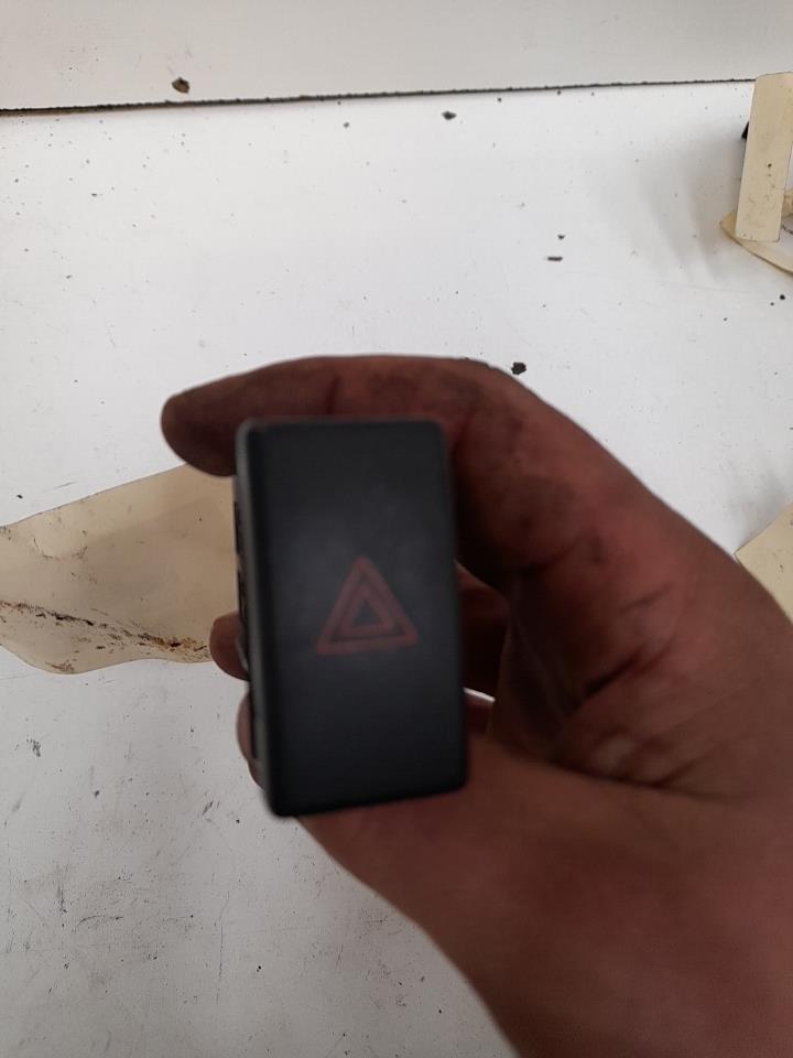 Interruttore luci emergenza TOYOTA AVENSIS 2 PHASE 2 BREAK Diésel - 1
