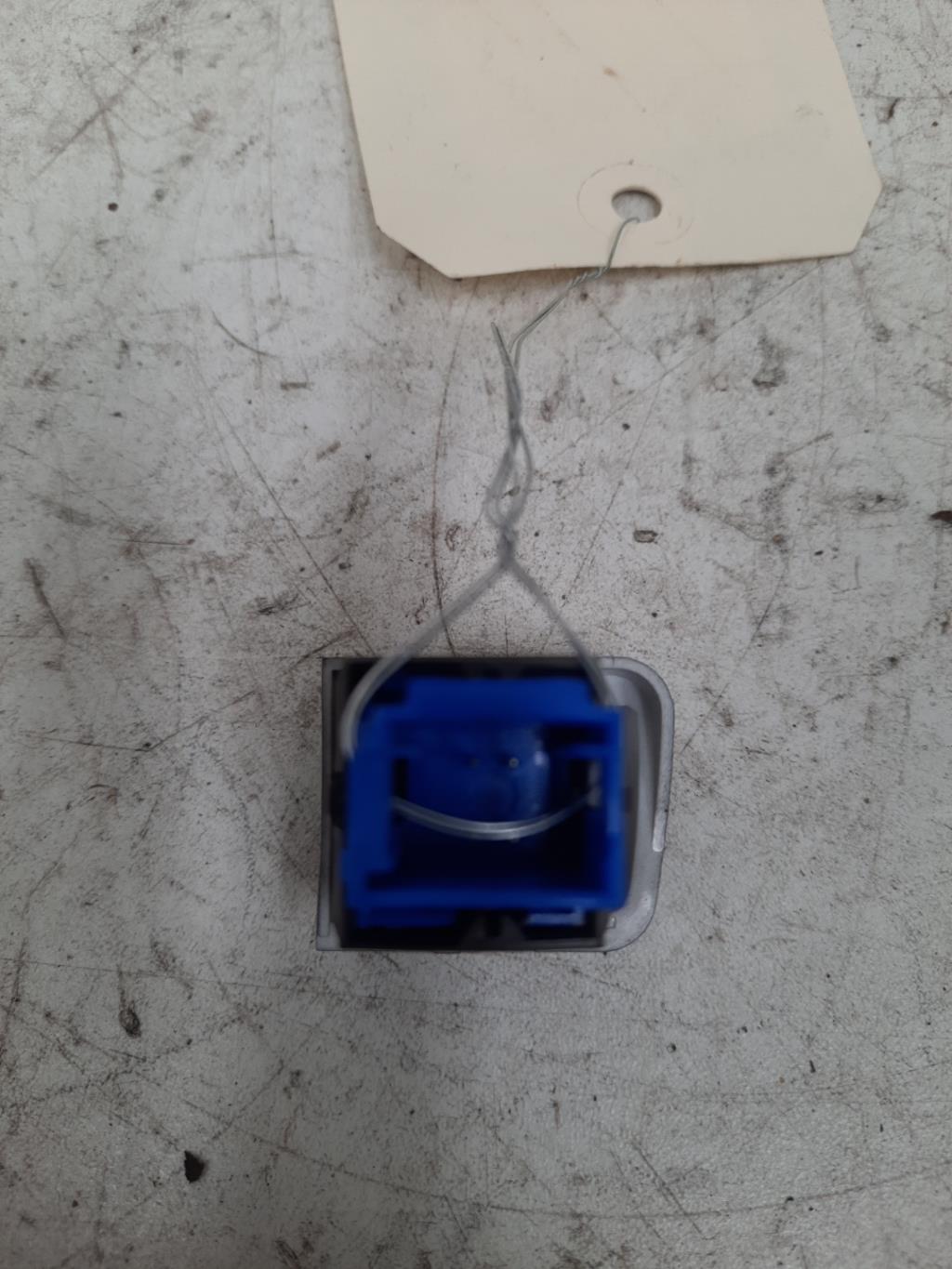 Bouton de warning PEUGEOT 208 PHASE 1 Diesel - 1