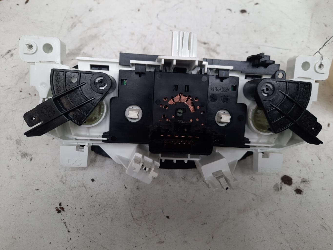Commande chauffage RENAULT TWINGO 3 PHASE 1 Essence - 1