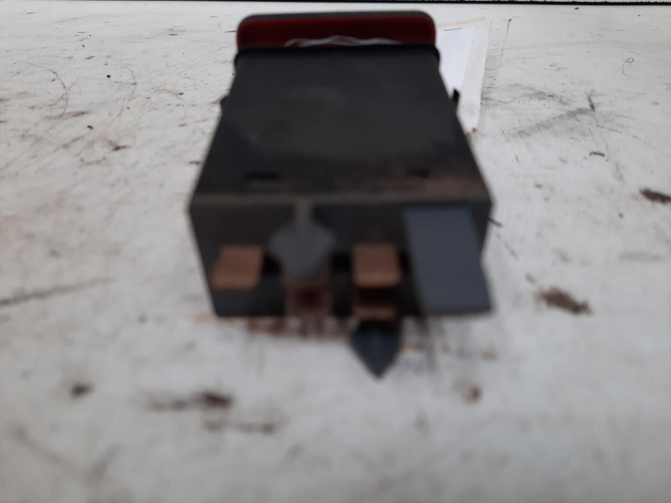 Bouton de warning VOLKSWAGEN GOLF 4 Essence - 1