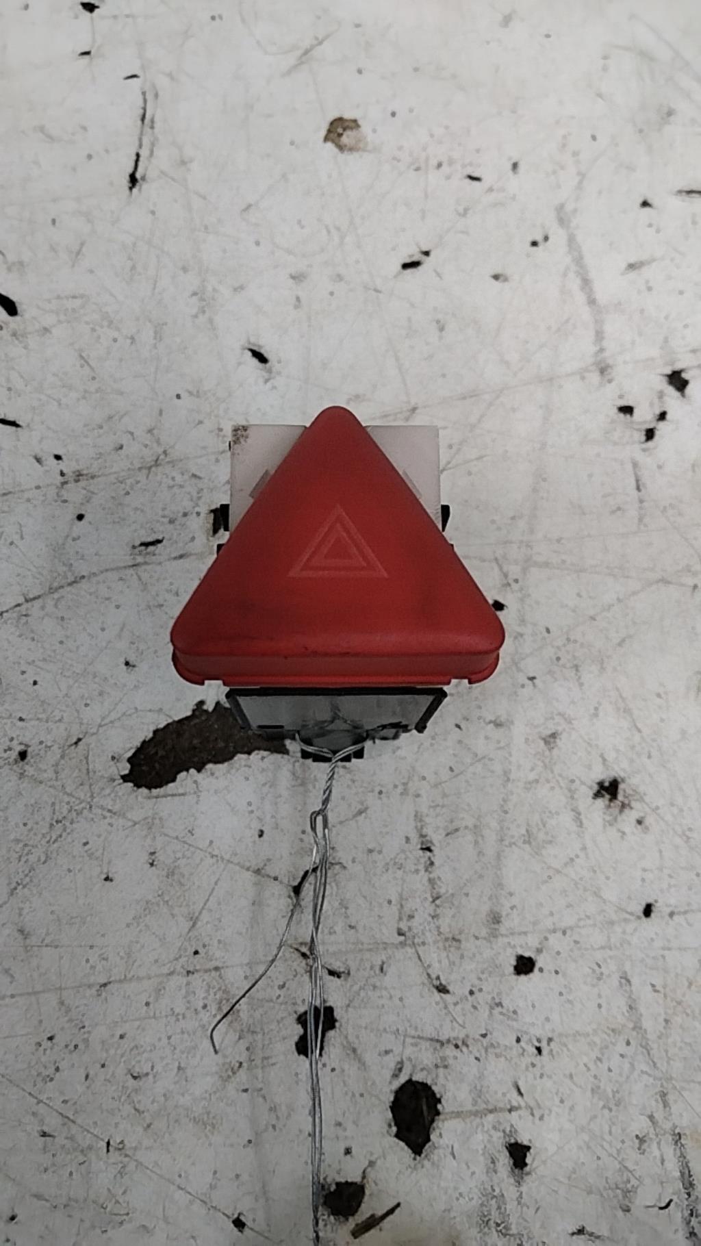 Bouton de warning VOLKSWAGEN GOLF 5 Diesel - 1