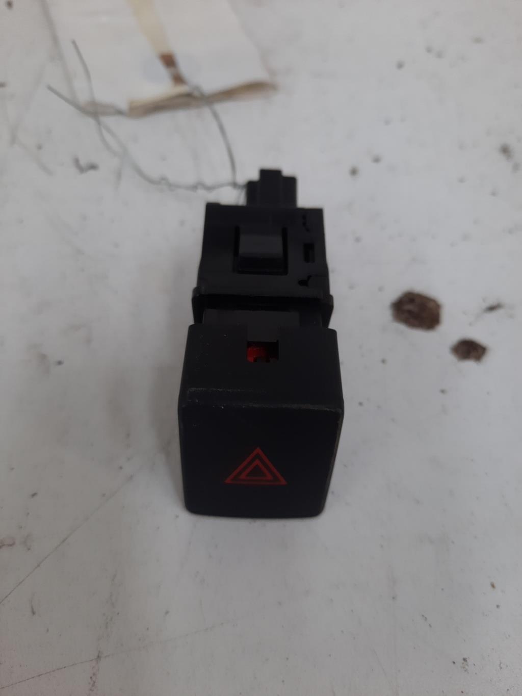 Bouton de warning NISSAN MICRA 5 Essence - 1