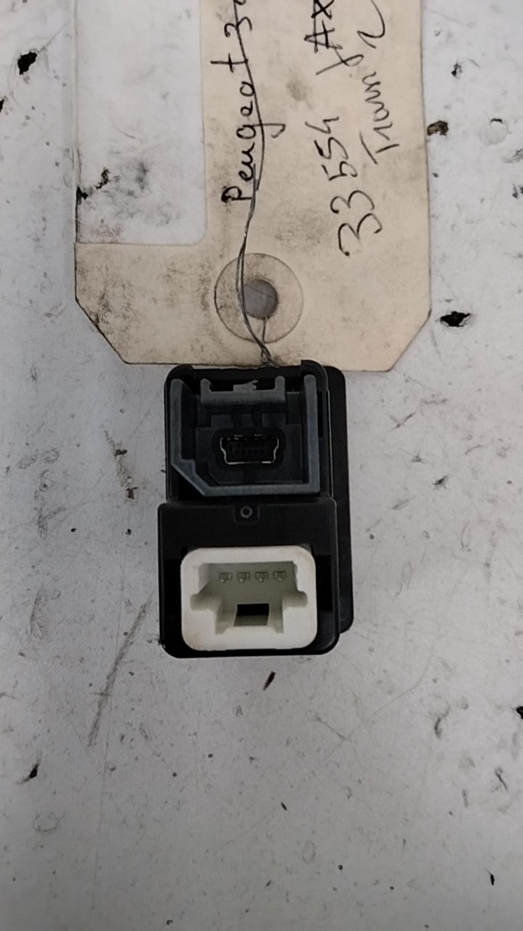 Presa porta USB NISSAN MICRA 5 Gasolina - 1