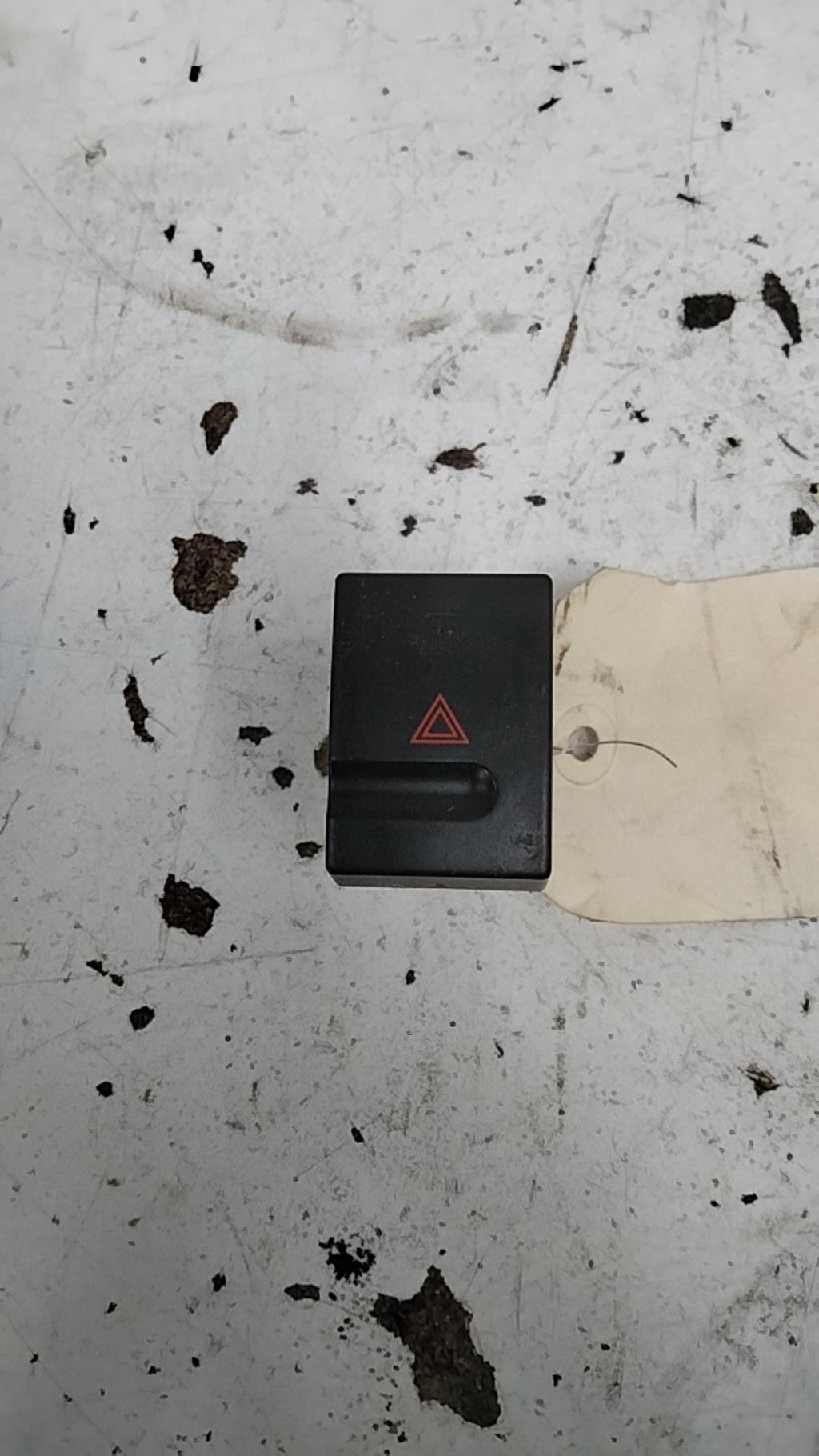 Bouton de warning PEUGEOT 406 PHASE 1 Essence - 1