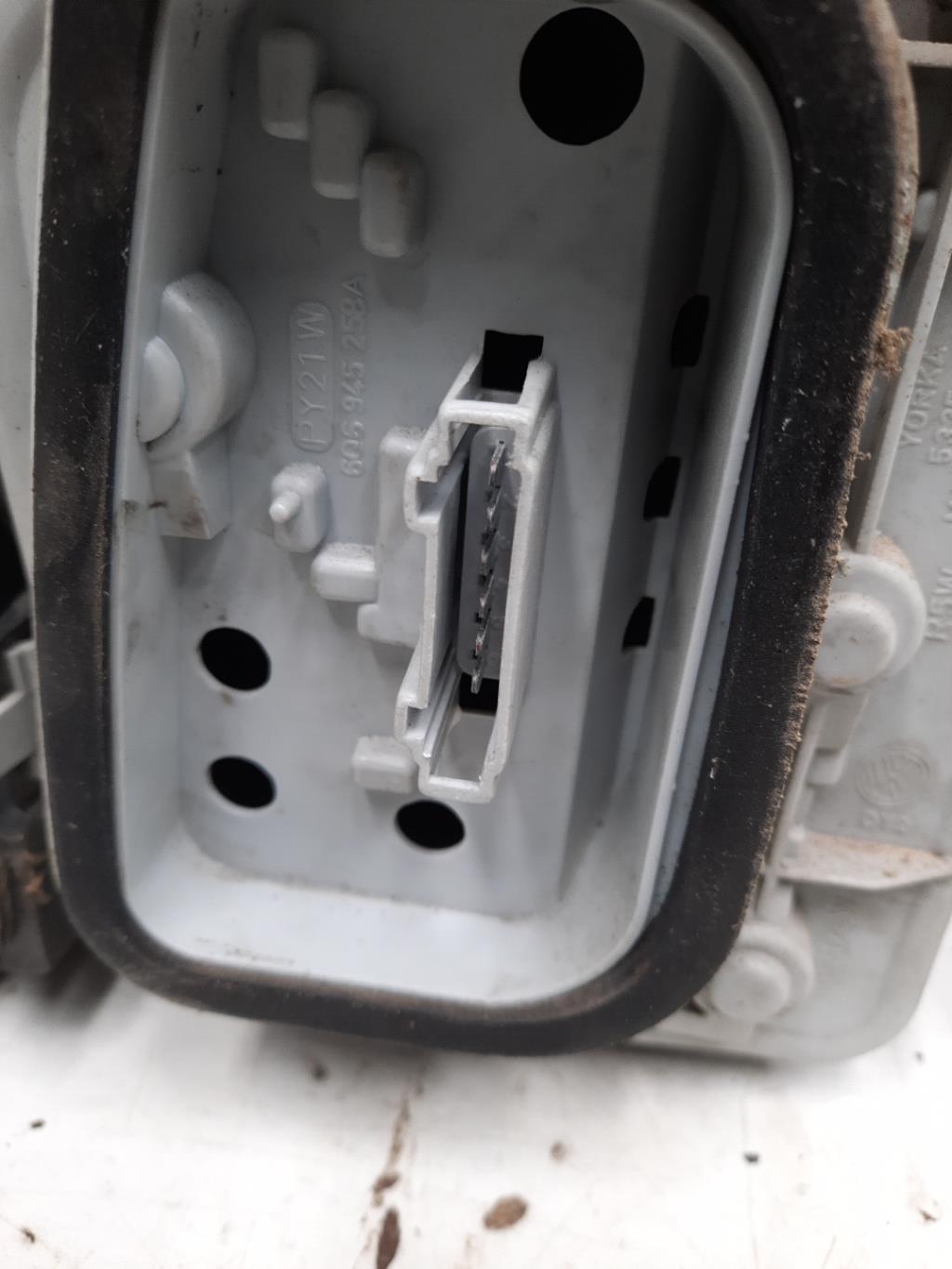 Fanale posteriore principale destro (luci) VOLKSWAGEN POLO 4 PHASE 1 Diésel - 1