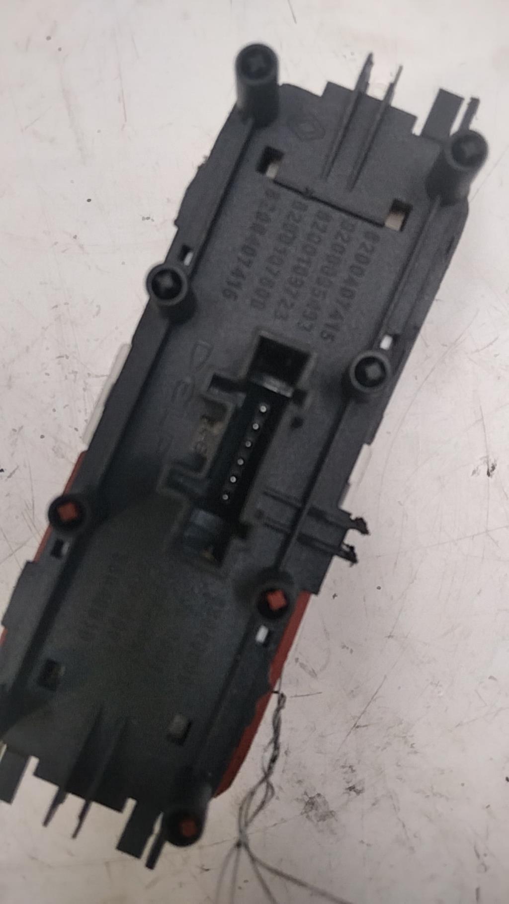 Bouton de warning RENAULT SCENIC 2 PHASE 1 Diesel - 1