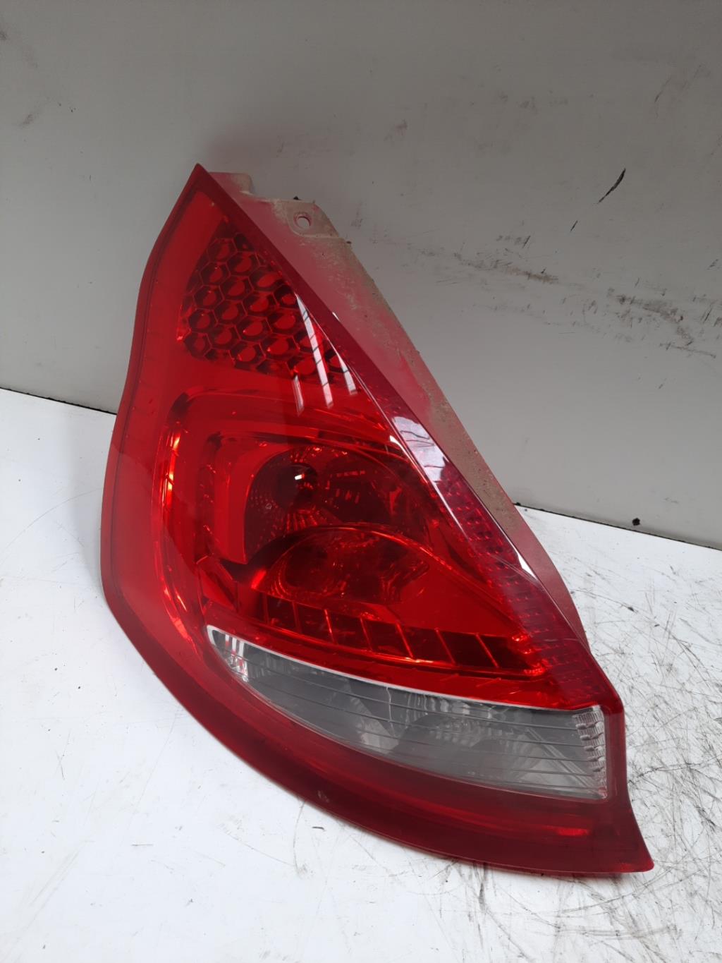Fanale posteriore principale sinistro (luci) FORD FIESTA 6 PHASE 1 Diésel - 1