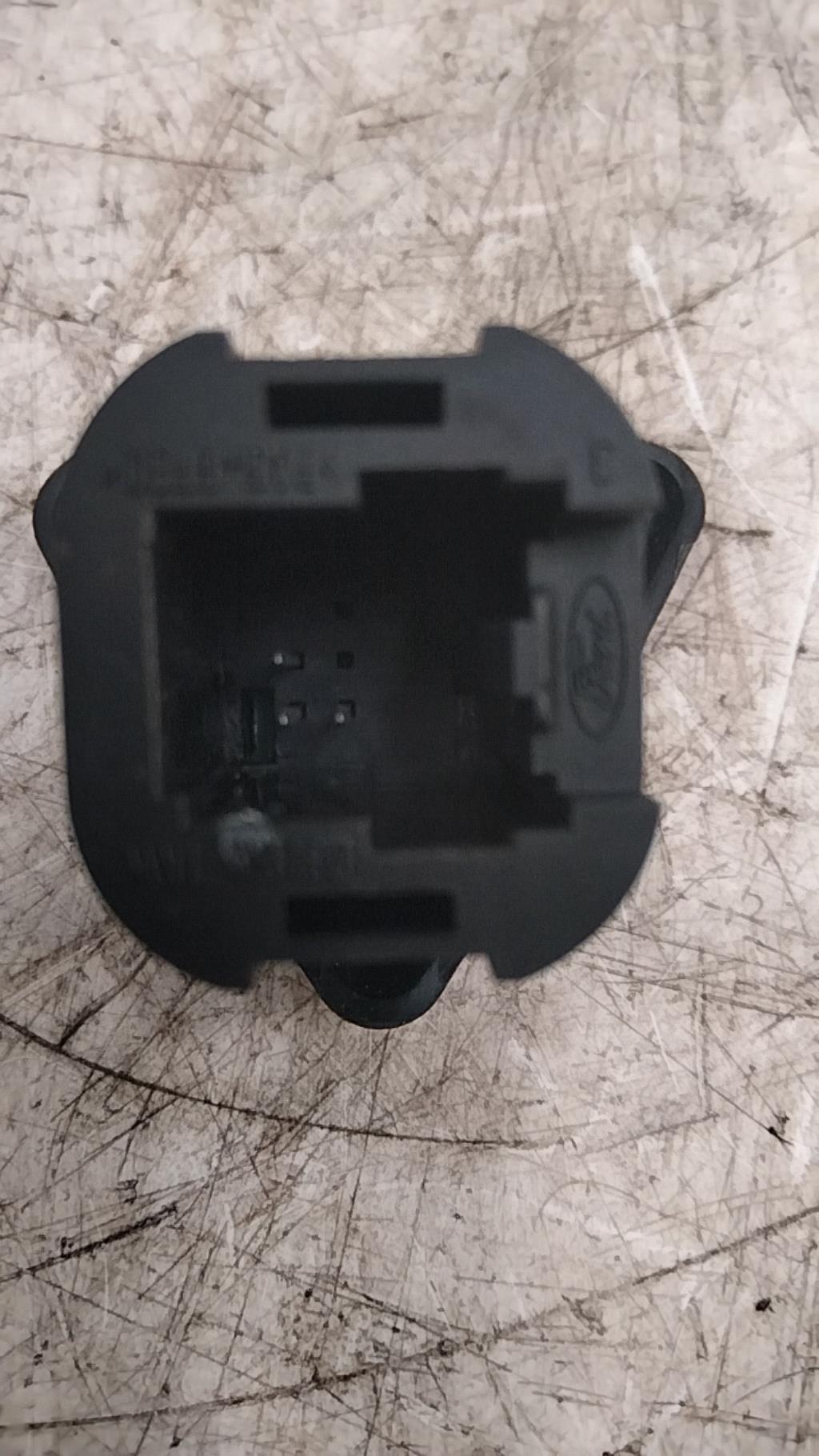 Bouton de warning FORD FIESTA 5 PHASE 1 Essence - 1