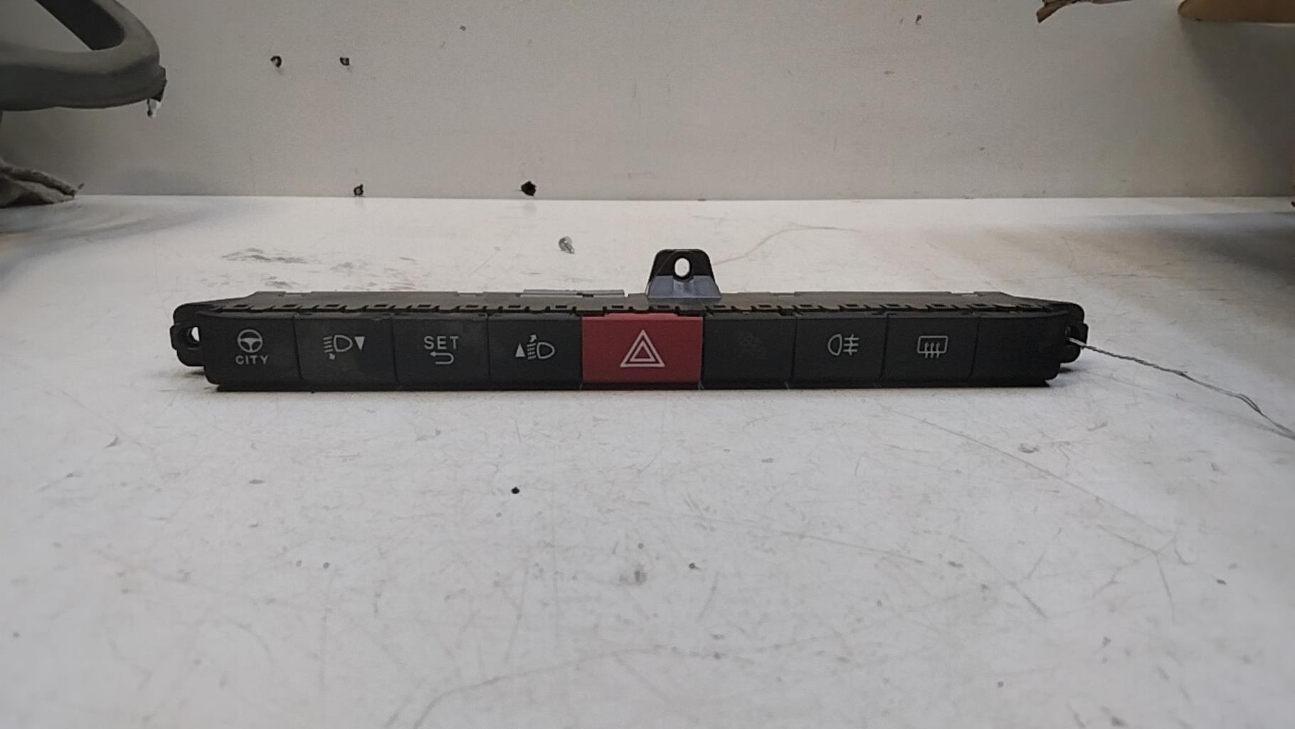 Bouton de warning FIAT PANDA 3 PHASE 1 Essence - 1