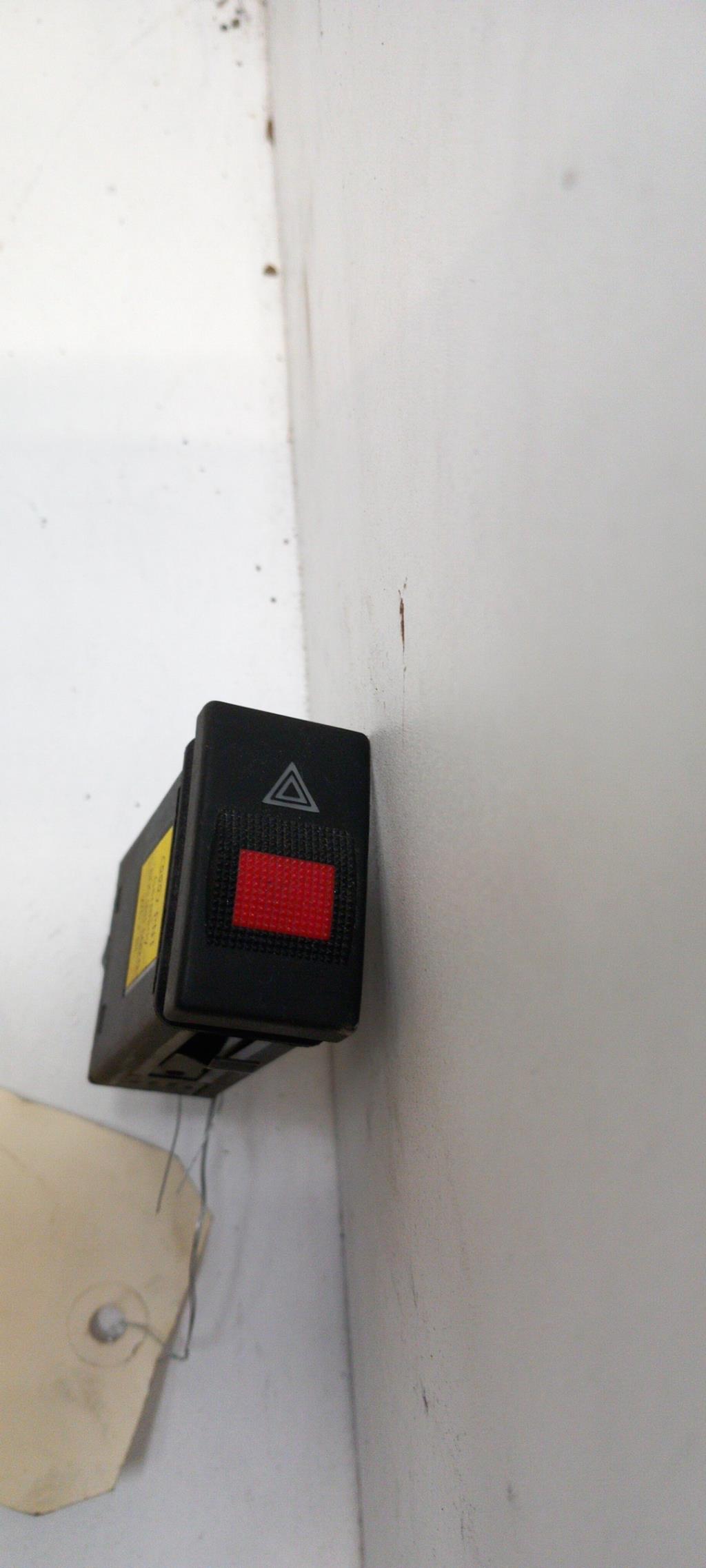 Bouton de warning AUDI A4 1 PHASE 1 Diesel - 1