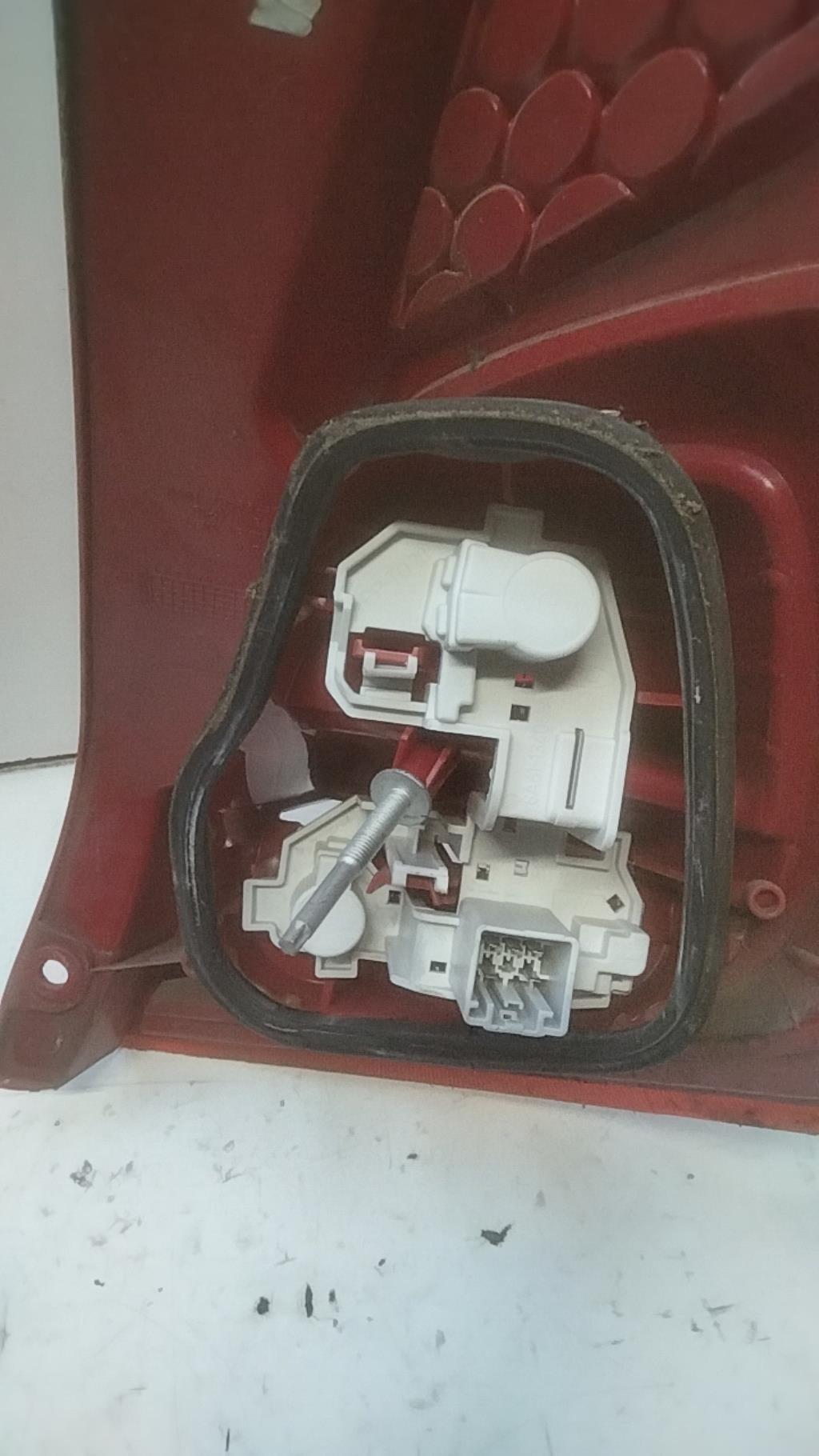 Fanale posteriore principale sinistro (luci) FORD FIESTA 6 PHASE 1 Diésel - 1