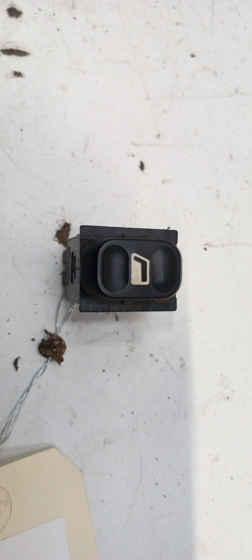 Interruttore lavacristalli posteriore destro PEUGEOT 406 PHASE 1 Diésel - 1