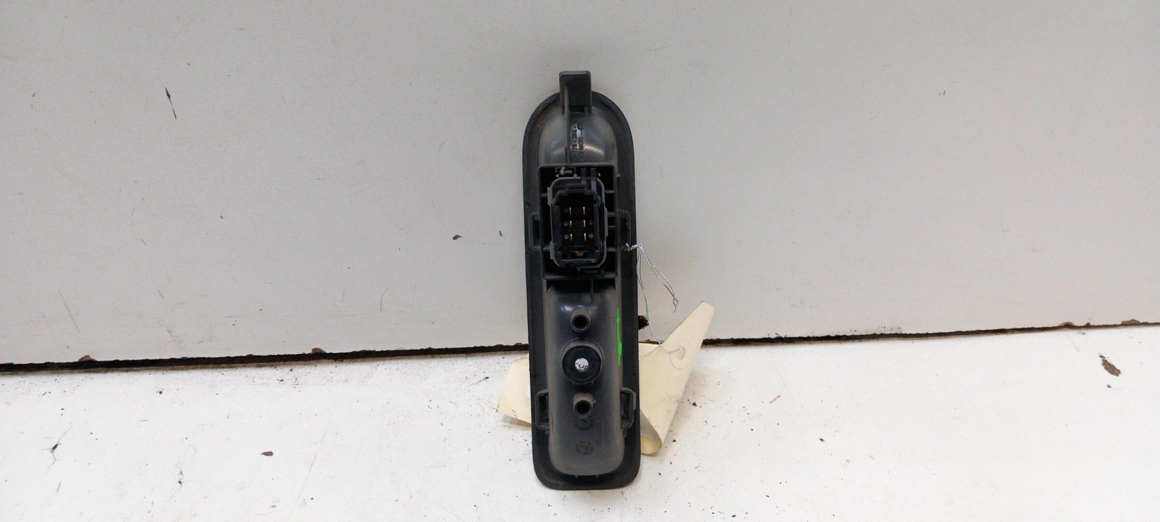 Interruttore lavacristalli posteriore sinistro RENAULT CLIO 3 PHASE 2 Diésel - 1