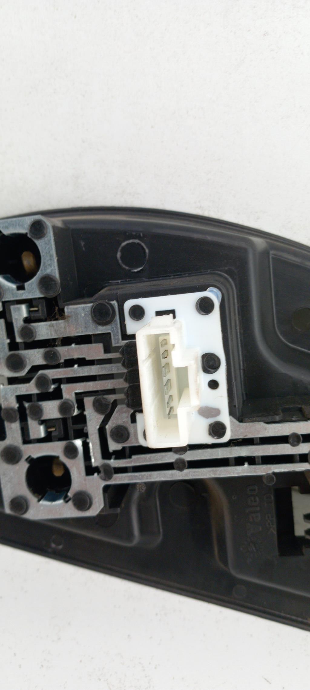 Base portalampade fanale posteriore destro CITROEN C5 1 PHASE 1 Diésel - 1