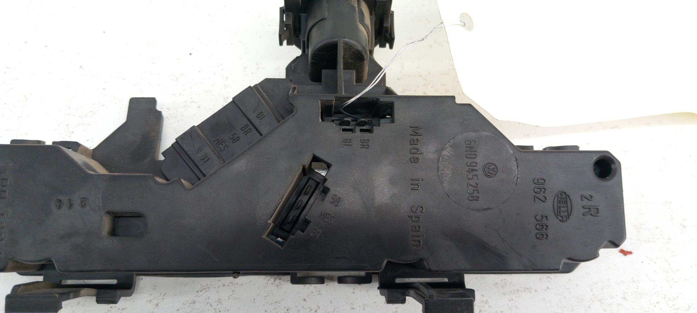 Base portalampade fanale posteriore destro VOLKSWAGEN POLO 3 PHASE 1 Diésel - 1