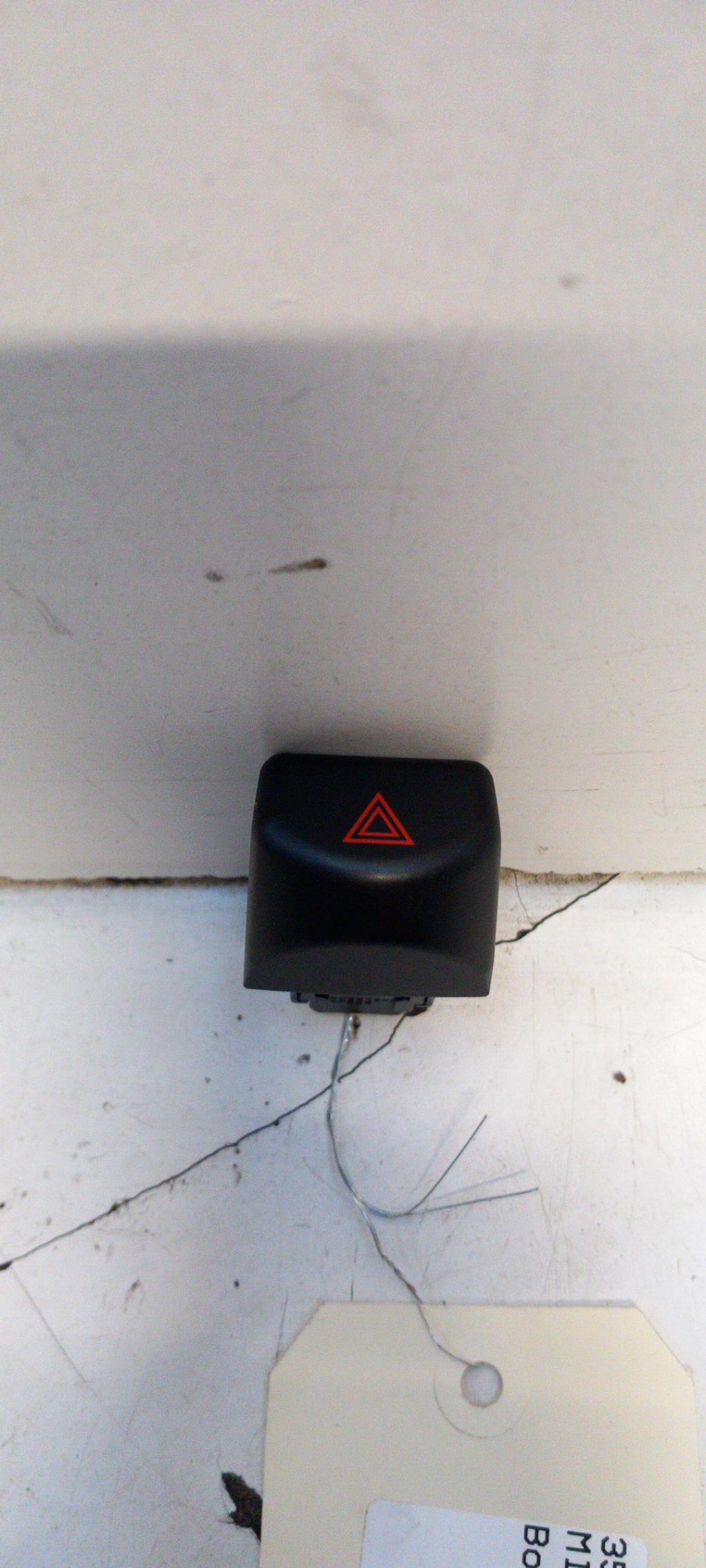 Bouton de warning NISSAN MICRA 3 PHASE 3 Essence - 1