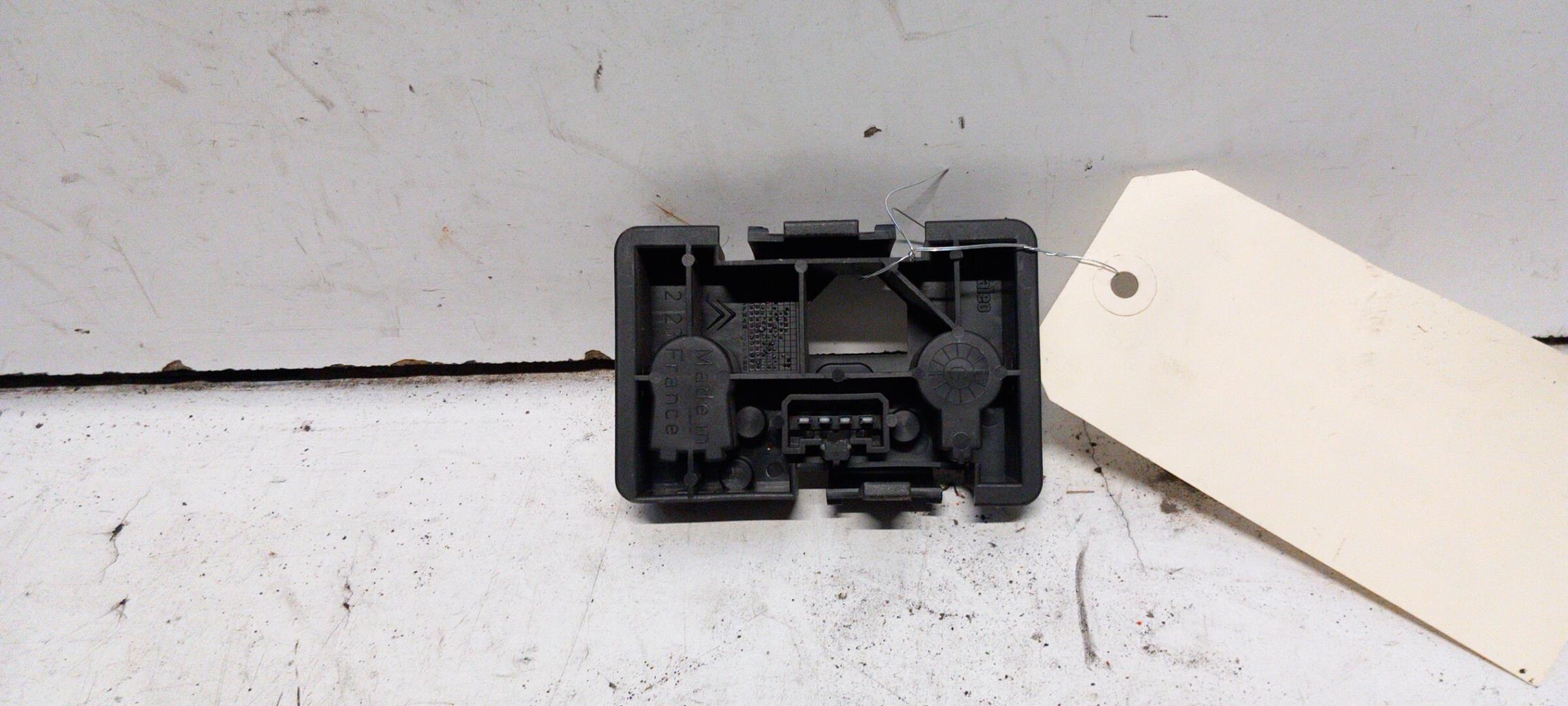 Base portalampade fanale posteriore sinistro CITROEN XANTIA PHASE 2 Diésel - 1