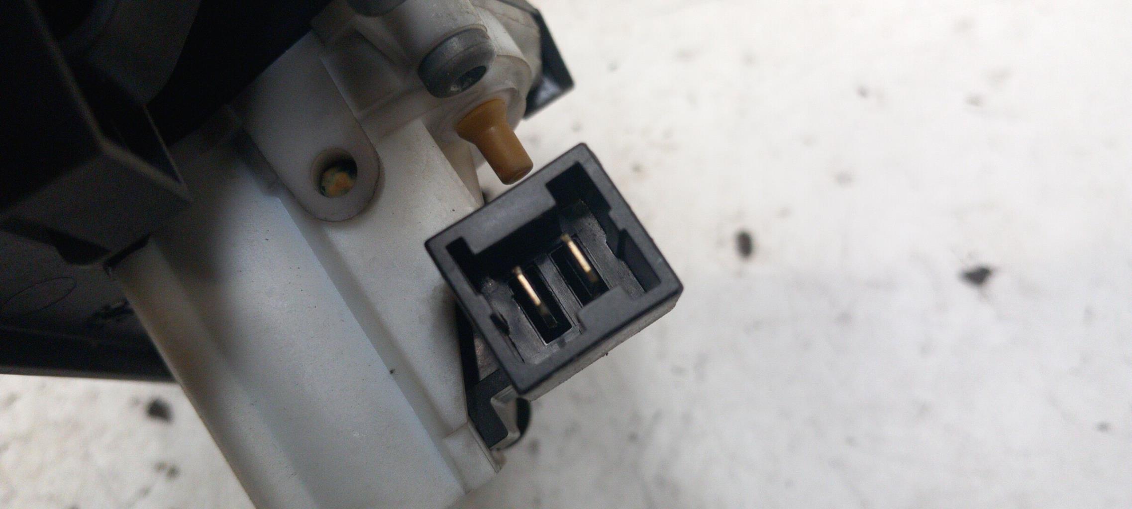 Bouton de coffre PEUGEOT 206+ Essence - 1
