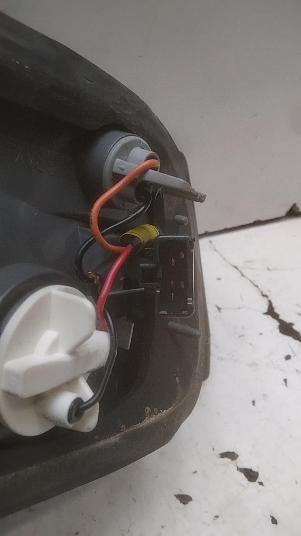 Feu arriere secondaire droit (feux) HYUNDAI SONATA 5 Essence - 1
