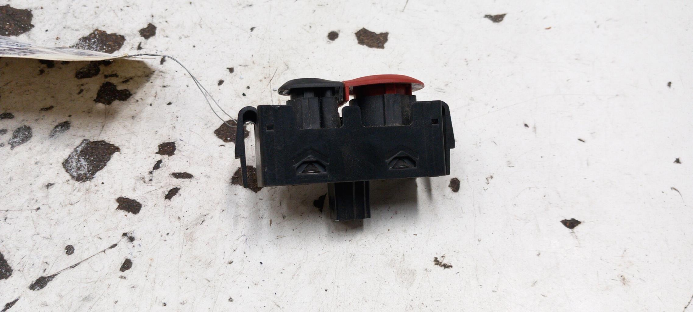 Bouton de warning RENAULT KANGOO 2 PHASE 1 Essence - 1