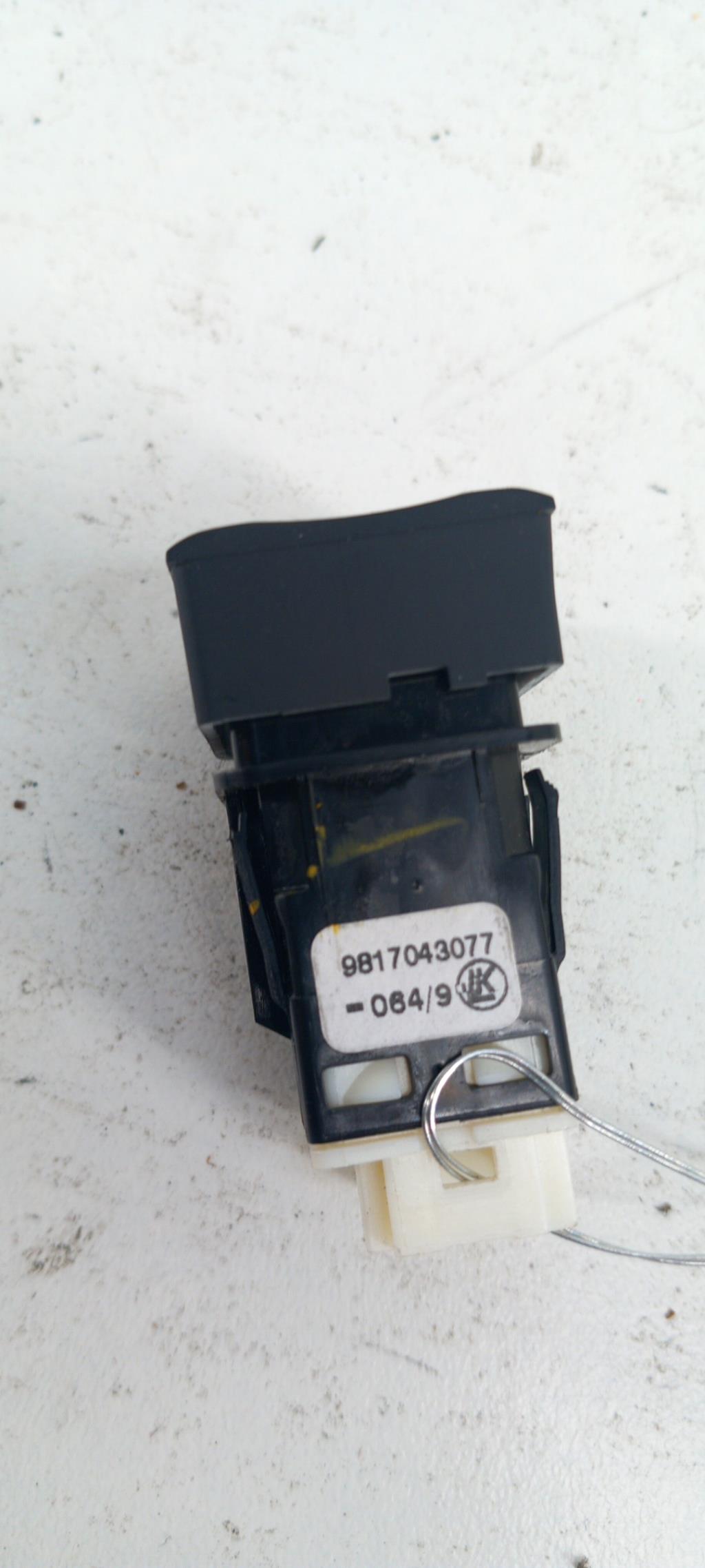 Bouton de warning PEUGEOT PARTNER 3 PHASE 1 Diesel - 1