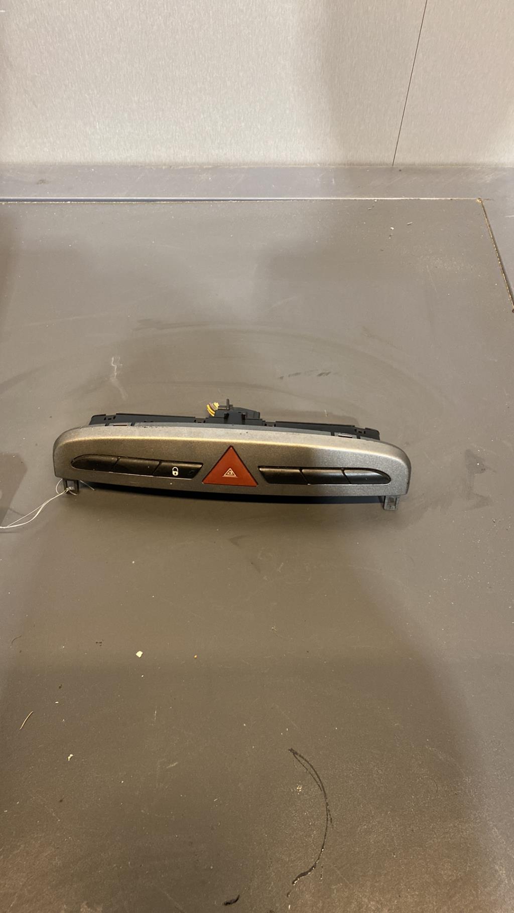 Bouton de warning PEUGEOT 308 1 SW PHASE 1 BREAK Diesel - 1