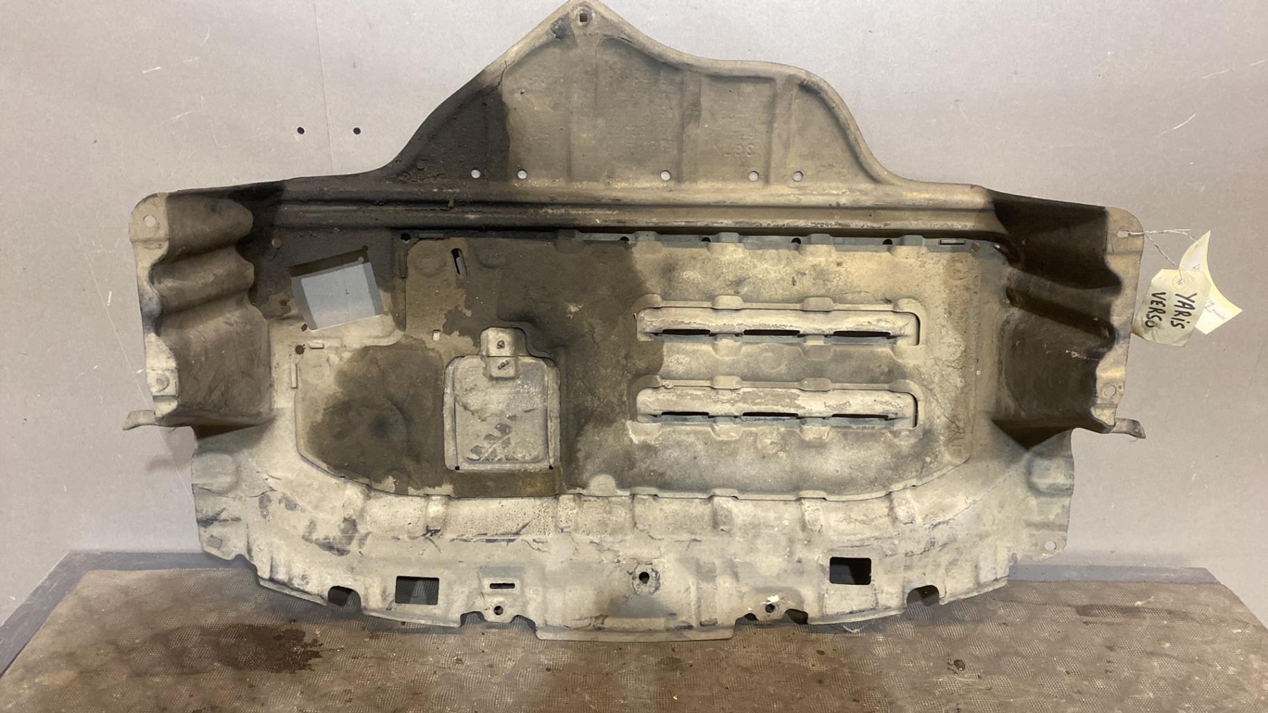 Cache sous moteur TOYOTA COROLLA VERSO 2 PHASE 1 Essence - 1