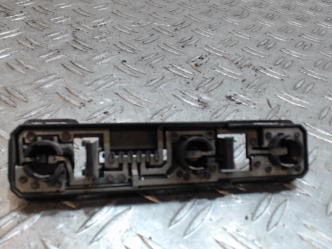 Base portalampade fanale posteriore destro PEUGEOT 306 BREAK Diésel - 1