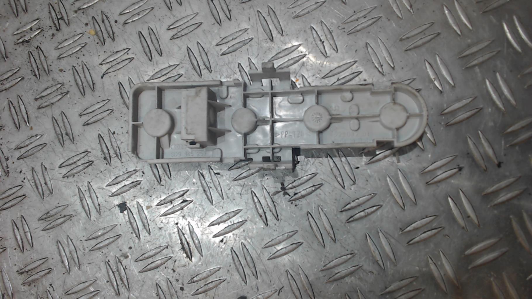 Base portalampade fanale posteriore destro AUDI A4 1 AVANT PHASE 1 BREAK Diésel - 1