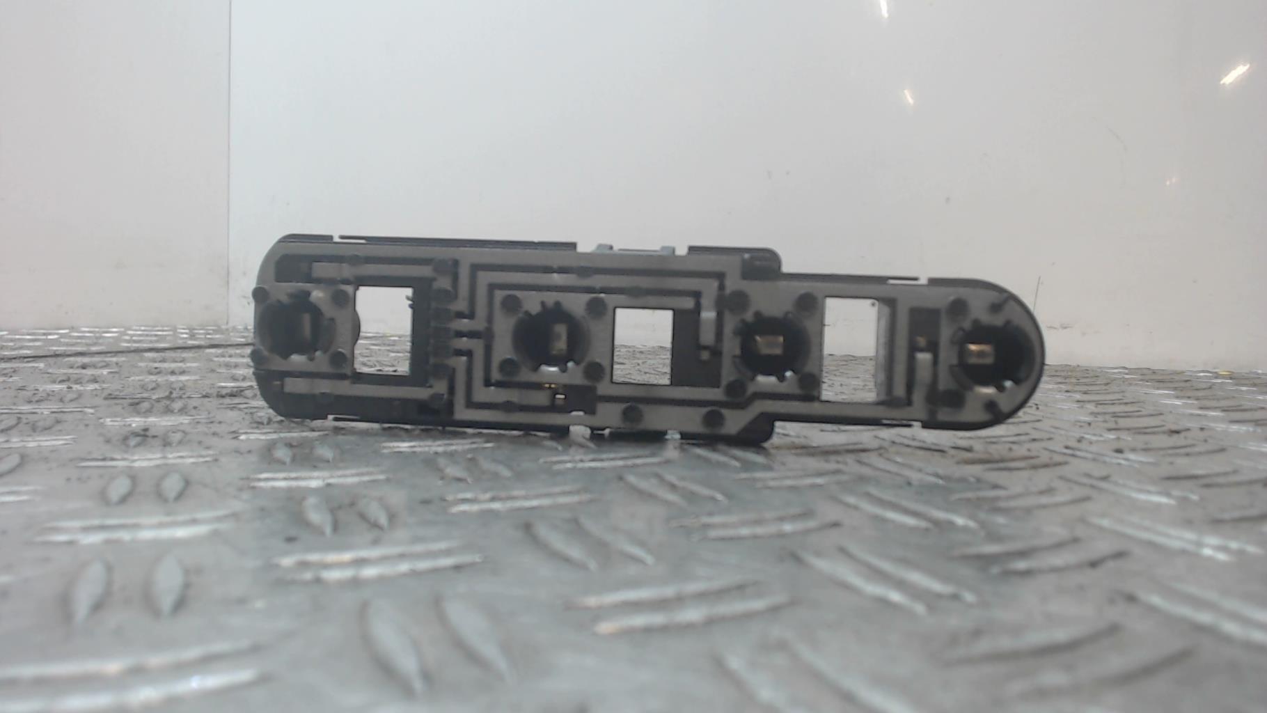 Base portalampade fanale posteriore sinistro MERCEDES CLASSE A 168 PHASE 2 Diésel - 1