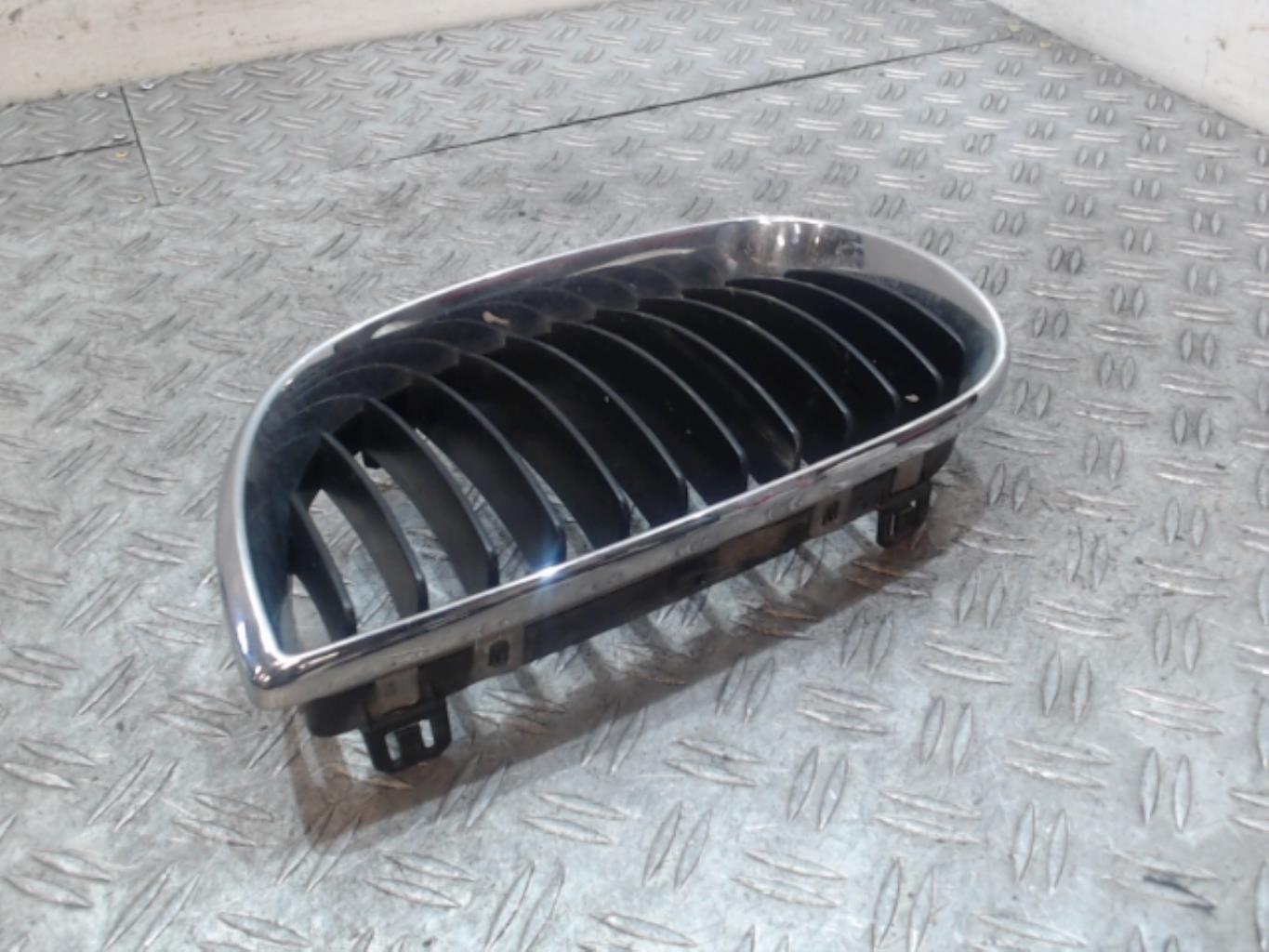 Calandre gauche BMW SERIE 1 E87 PHASE 1 Diesel - 1