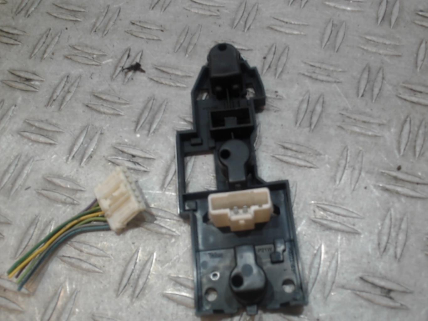 Base portalampade fanale posteriore sinistro CITROEN C5 1 PHASE 2 Diésel - 1