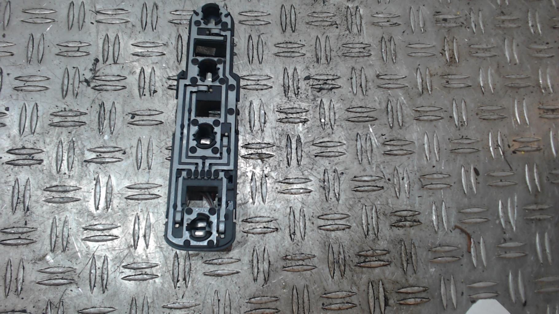 Base portalampade fanale posteriore destro MERCEDES CLASSE A 168 PHASE 2 Diésel - 1