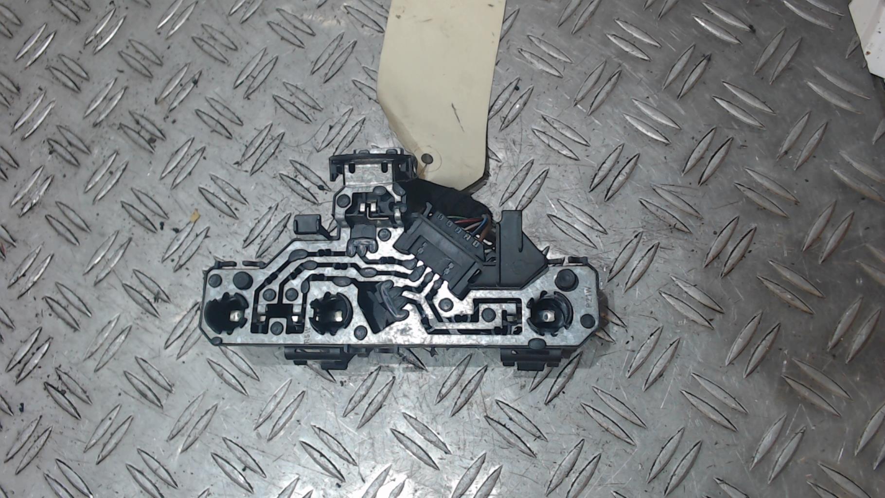 Base portalampade fanale posteriore destro VOLKSWAGEN POLO 3 PHASE 1 Diésel - 1