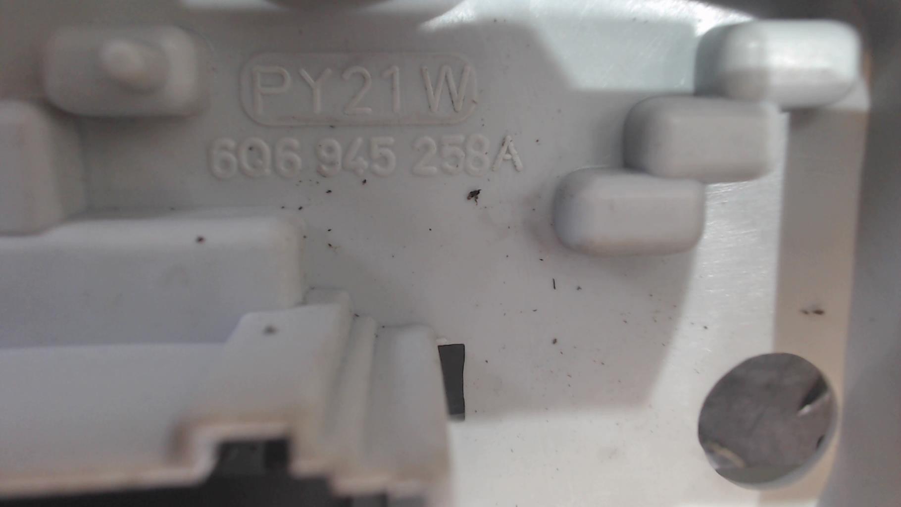 Base portalampade fanale posteriore destro VOLKSWAGEN POLO 4 PHASE 1 Gasolina - 1