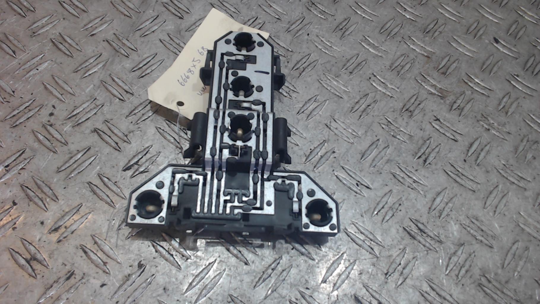 Base portalampade fanale posteriore sinistro VOLKSWAGEN GOLF 4 Gasolina - 1