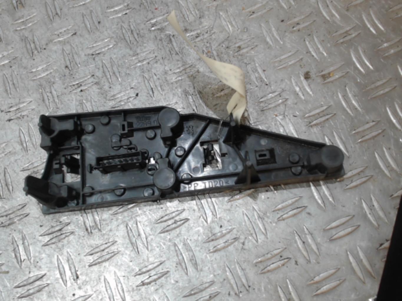 Base portalampade fanale posteriore destro PEUGEOT 406 COUPE Gasolina - 1