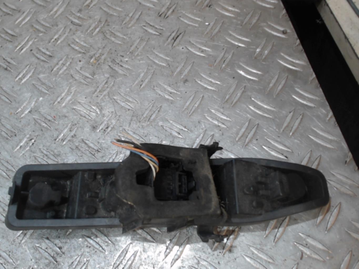 Base portalampade fanale posteriore destro RENAULT SCENIC 2 PHASE 1 Diésel - 1
