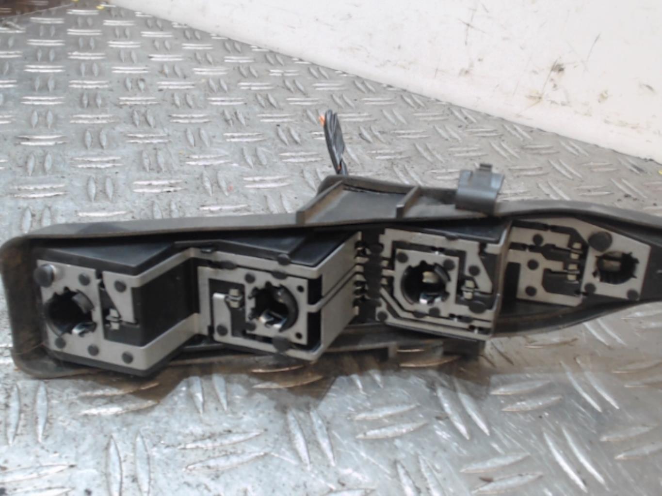 Base portalampade fanale posteriore sinistro RENAULT SCENIC 2 PHASE 1 Diésel - 1