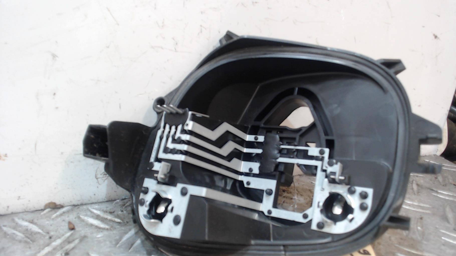 Base portalampade fanale posteriore destro PEUGEOT 208 1 PHASE 2 Diésel - 1
