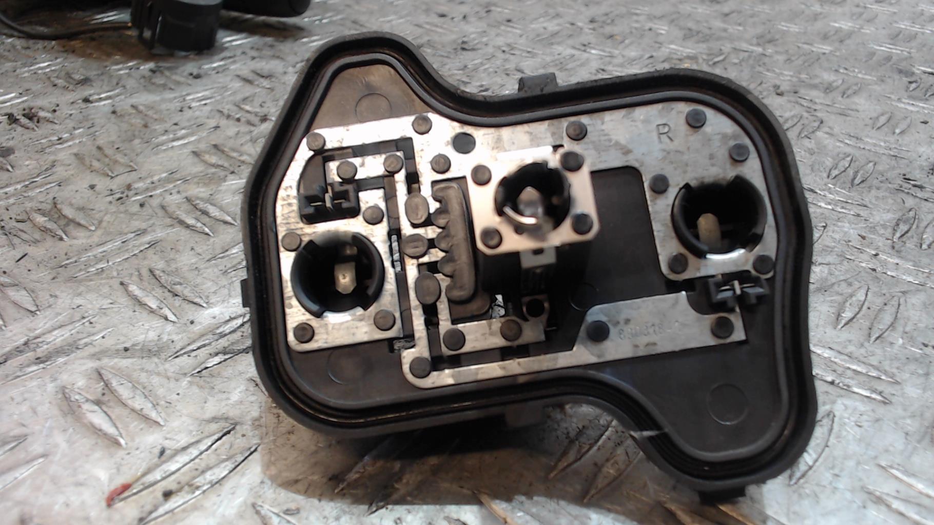 Base portalampade fanale posteriore destro VOLKSWAGEN GOLF 5 Diésel - 1